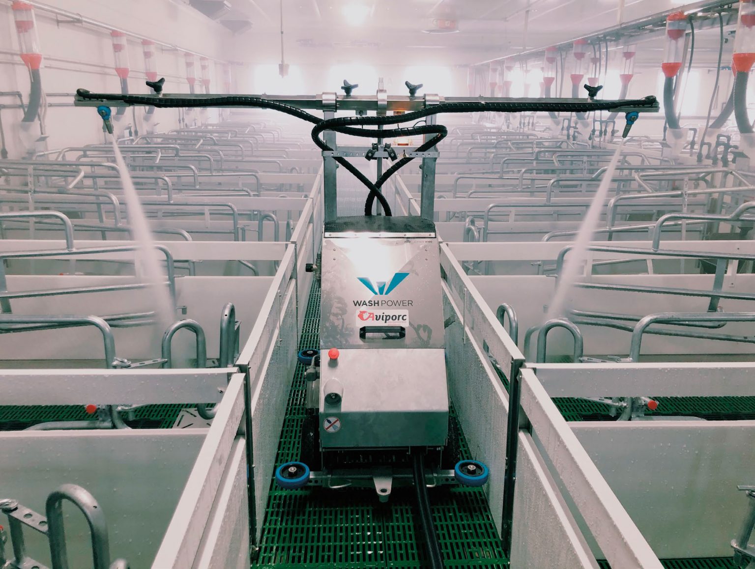 PROCLEANER X100 para la limpieza eficiente de granjas, distribuido por