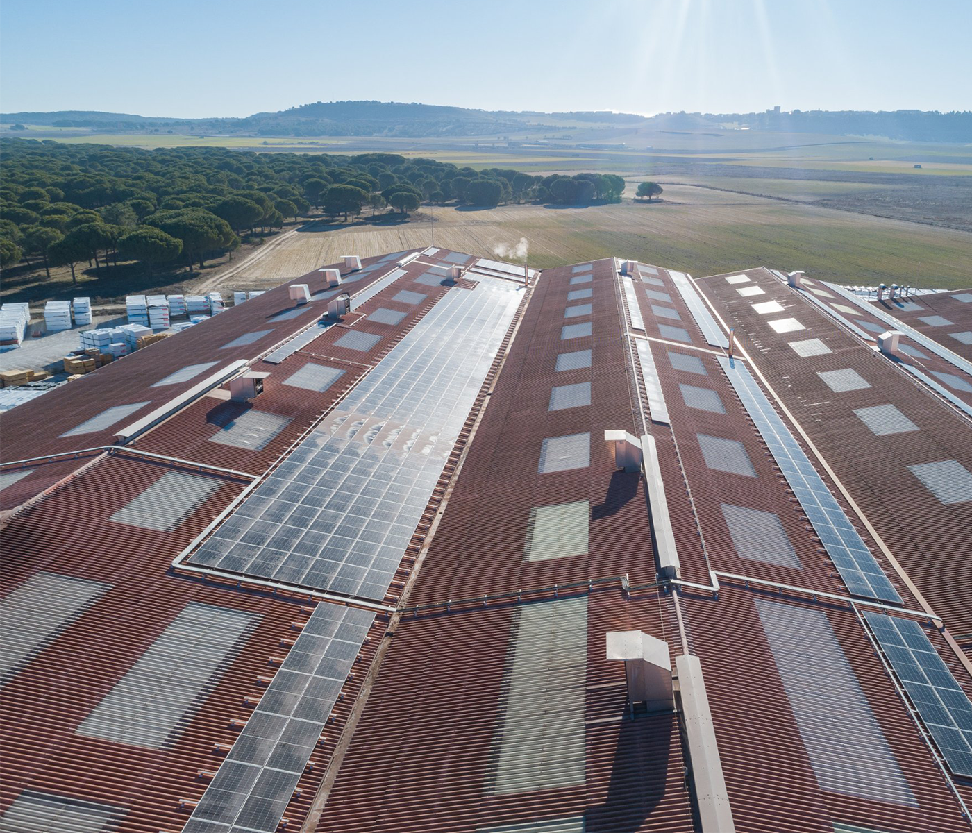Etex avanza hacia un modelo sostenible e incorpora placas fotovoltaicas en sus instalaciones