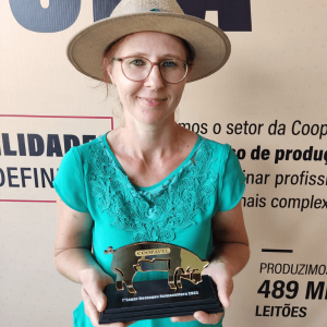Vencedora de 2022 dos melhores criadores de suínos da Coopavel, Luciana Tracz de Oliveira Crédito: Assessoria