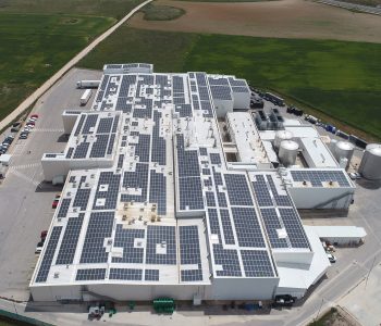 Incarlopsa ha instalado paneles fotovoltaicos en sus plantas de producción con el objetivo de reforzar su compromiso medioambiental.