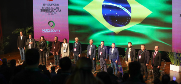 A cerimônia oficial de abertura do Simpósio reuniu autoridades, representantes de entidades e de indústrias do setor. (Foto: MB Comunicação)