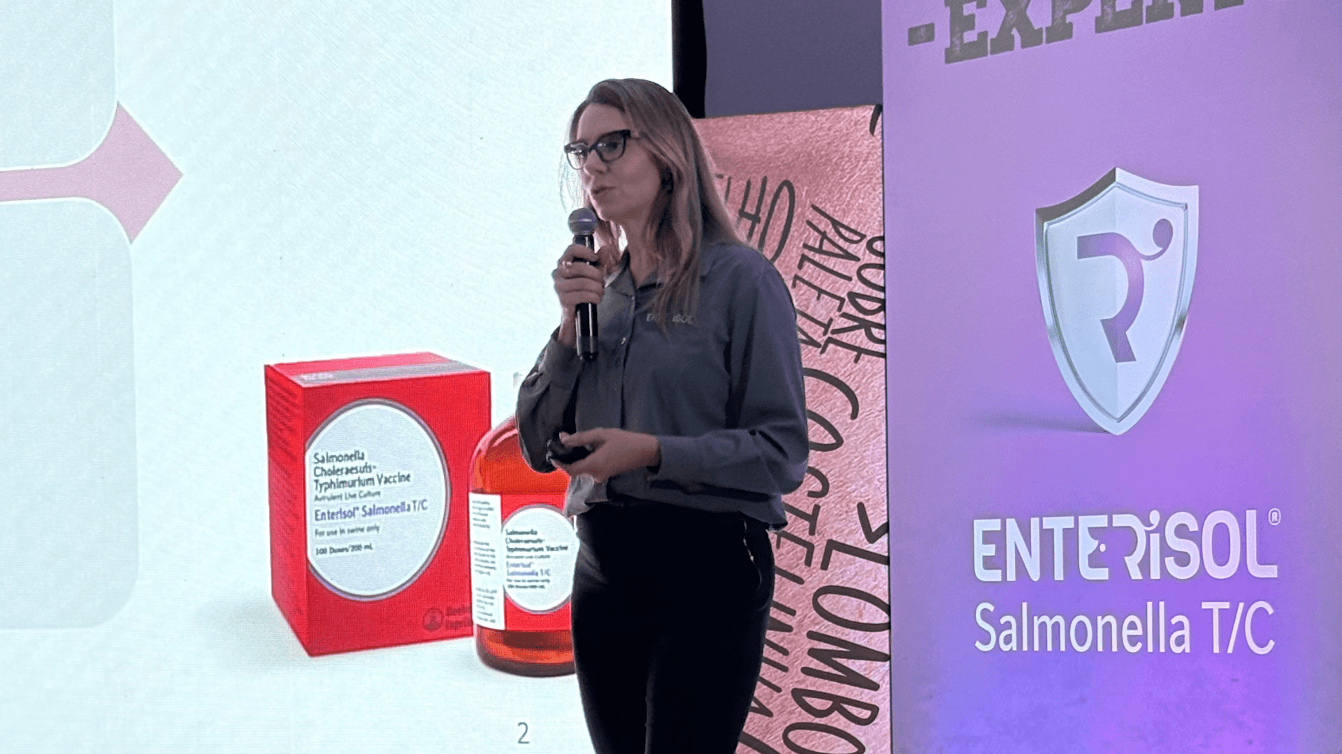 Luciana Fiorin Hernig apresenta dados de campo que comprovam: a vacinação oral contra salmonela reduz a excreção, melhora índices sanitários e ainda gera ganhos produtivos no final da terminação.