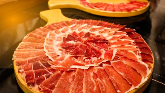 Las exportaciones españolas de jamón batieron en 2025 su récord histórico: 72.721 toneladas vendidas al exterior por 856,59 millones de euros.