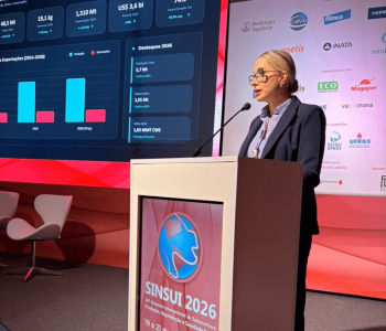 Na abertura do SINSUI-ELANCO, Deyse Galle apontou que sanidade, biosseguridade, resistência antimicrobiana, bem-estar e sustentabilidade devem ser organizados como evidências técnicas para sustentar acesso a mercados mais exigentes.