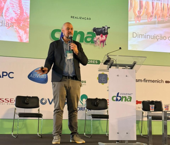 Em palestra no CBNA, Cesar Garbossa usou exemplos com sorgo, DDGS, metionina, plasma, óleos e conversão alimentar para mostrar que custo mínimo não garante maior retorno econômico.